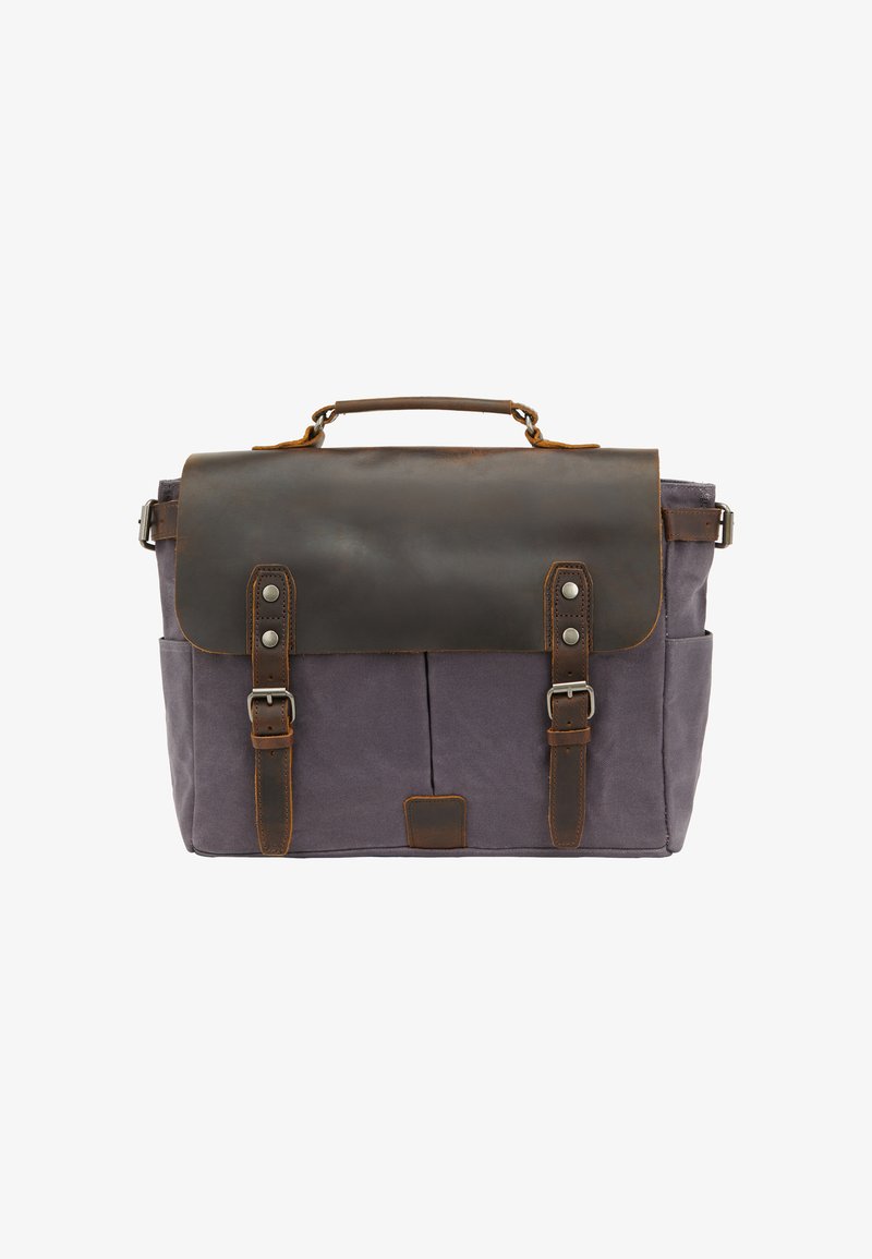 Grå kanvas taske med en mørkebrun læderklap, to justerbare stropper og metalbeslag. Har udvendige lommer og et robust håndtag.