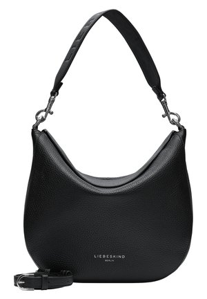 Schwarze Handtasche aus genarbtem Leder mit geschwungener Form, abnehmbarem Schulterriemen und kurzem Griff, mit dem Schriftzug "Liebeskind Berlin" in weißen Buchstaben.