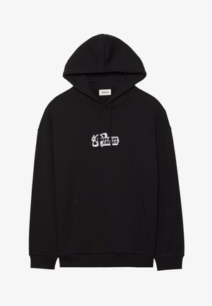 Sort hættetrøje lavet af blødt bomuldsblandingsmateriale, med en forlommes, snoretræk i hætten og hvid grafisk tekstlogo på brystet.