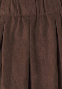 Tissu en daim marron avec une texture lisse présentant des plis verticaux. Le matériau semble doux avec une couleur uniforme sur toute la surface.