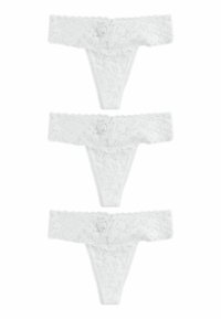 Witte kant slipjes met een bloemenpatroon, gegolfde randen en een doorschijnende textuur, aangeboden in een set van drie.
