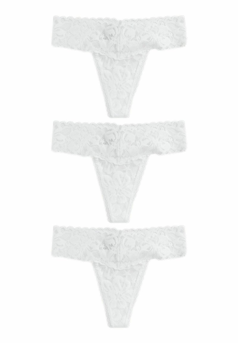 Witte kant slipjes met een bloemenpatroon, gegolfde randen en een doorschijnende textuur, aangeboden in een set van drie.
