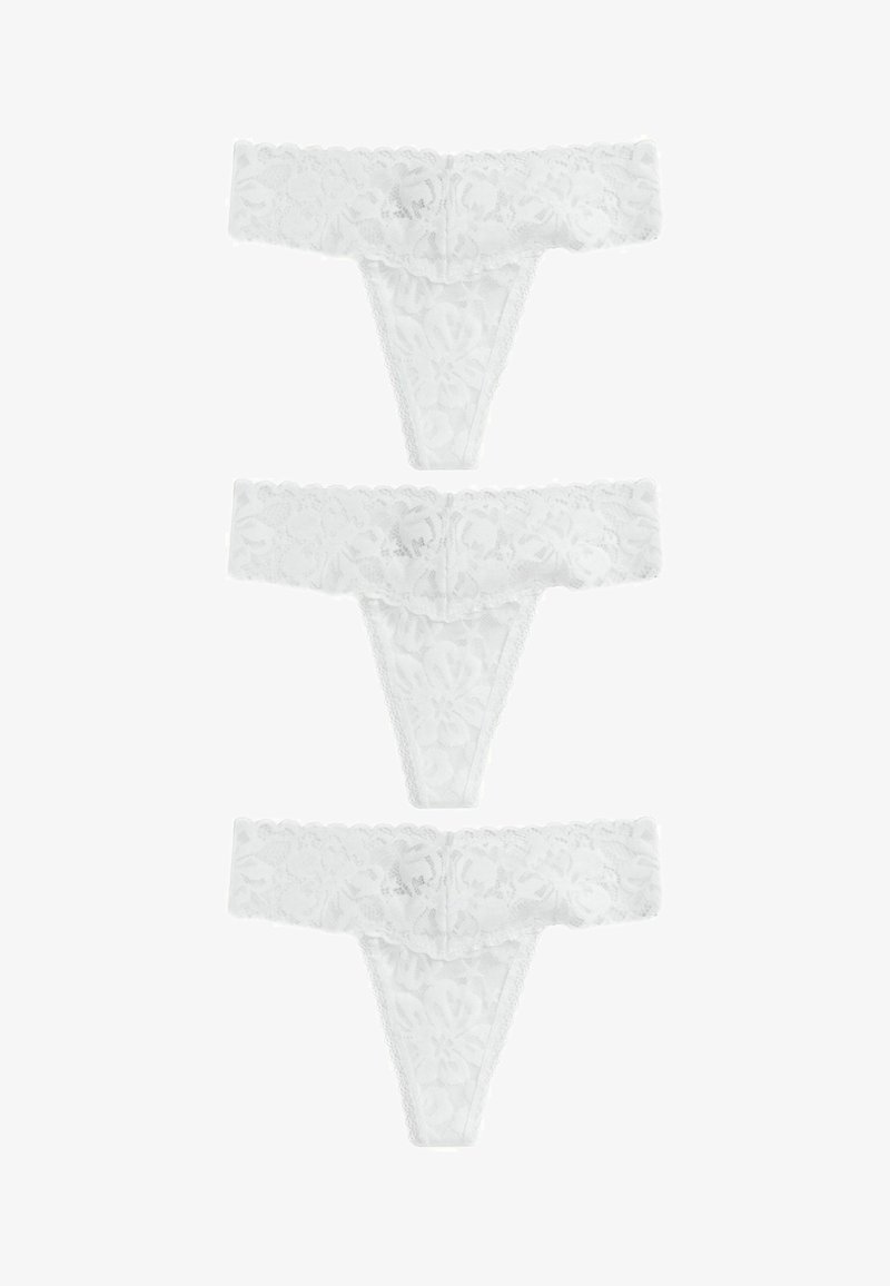 Witte kant slipjes met een bloemenpatroon, gegolfde randen en een doorschijnende textuur, aangeboden in een set van drie.