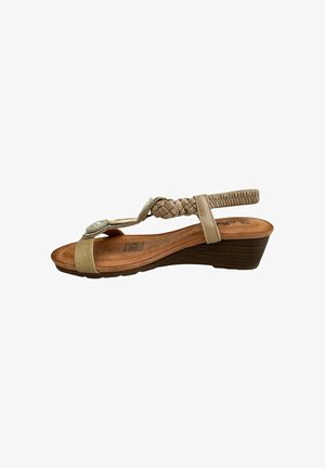Sandalia de cuña beige con tira trenzada en el tobillo, piedras decorativas en la tira frontal y plantilla acolchada con suela texturizada.