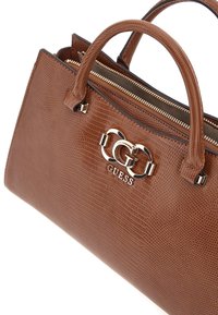 Borsa a tracolla marrone con texture, manici doppi, chiusura con zip e logo in tono argentato sulla parte anteriore. Presenta un motivo in pelle di rettile.