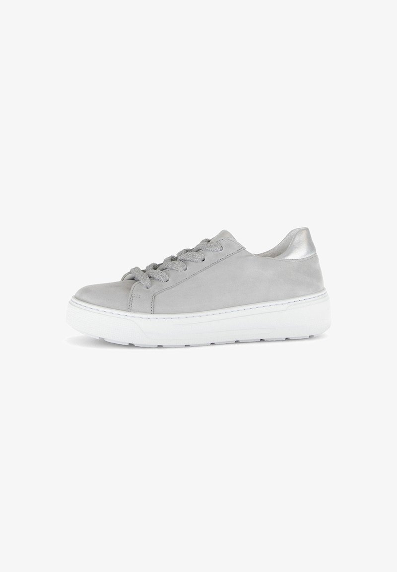 Šedé semišové tenisky s texturovanými tkaničkami, bílou gumovou podrážkou a stříbrnými akcenty na patě; nízký profil, zaoblený tvar špičky.