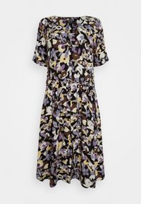 Vestuário floral com mangas curtas, base preta e padrões em creme, roxo, castanho e amarelo. Apresenta uma pala de botões oculta e cinto.