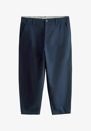 Granatowe bawełniane chinosy o prostym kroju, z kieszeniami bocznymi, zapięciem na guzik i subtelnymi detalami przeszycia. Krótkie nogawki.