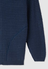 Maglione blu navy lavorato a maglia con motivo a rilievo, polsini e orlo a coste e dettaglio della cucitura curva sul lato.