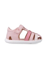 Sandalia de cuero rosa con diseño de punta abierta, múltiples tiras en tonos variados de rosa y una suela de goma blanca perforada. Correa ajustable con cierre de gancho y bucle.