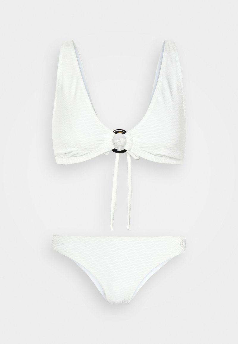 Conjunto de bikini branco com um top triangular com um detalhe redondo central e fecho de laço, e parte de baixo clássica com uma textura de onda subtil.
