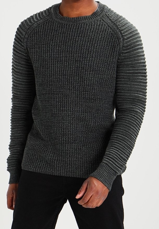 Mörkgrå stickad tröja med en texturerad ribbad kropp och randiga ärmar, rundad halsringning och åtsittande muddar. Designad för komfort och värme.