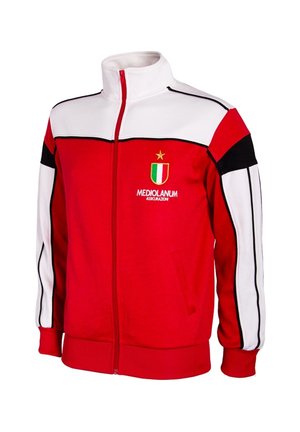 Rood-witte sportjas met rits en zwarte strepen op de mouwen, Italiaans vlagembleem en de tekst "Mediolanum Assicurazioni" op de borst.