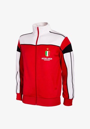 Rood-witte sportjas met rits en zwarte strepen op de mouwen, Italiaans vlagembleem en de tekst "Mediolanum Assicurazioni" op de borst.