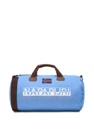 Borsa da viaggio cilindrica blu con manici marroni, tracolla, toppa con bandiera della Norvegia e marchio "NAPAPIJRI geographic" sul lato.