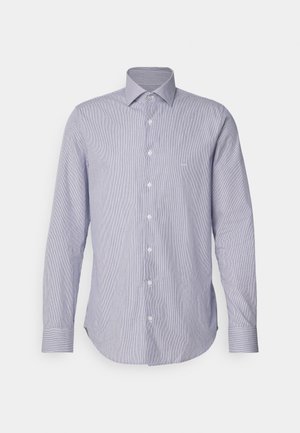 Camisa de manga larga a rayas en azul claro y blanco con collar de botón, botones en el frente y dobladillo curvado. Textura de tela suave.