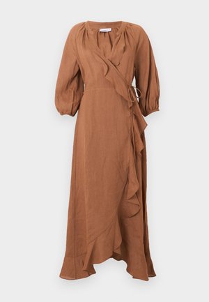 Robe portefeuille marron avec manches bouffantes 3/4, bordure à volants le long du devant et de l'ourlet, et fermeture à nouer à la taille.