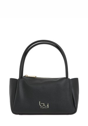Borsa a tracolla in pelle nera con due manici arrotondati, chiusura con zip e un accento del logo dorato sul davanti. Materiale testurizzato e forma strutturata.