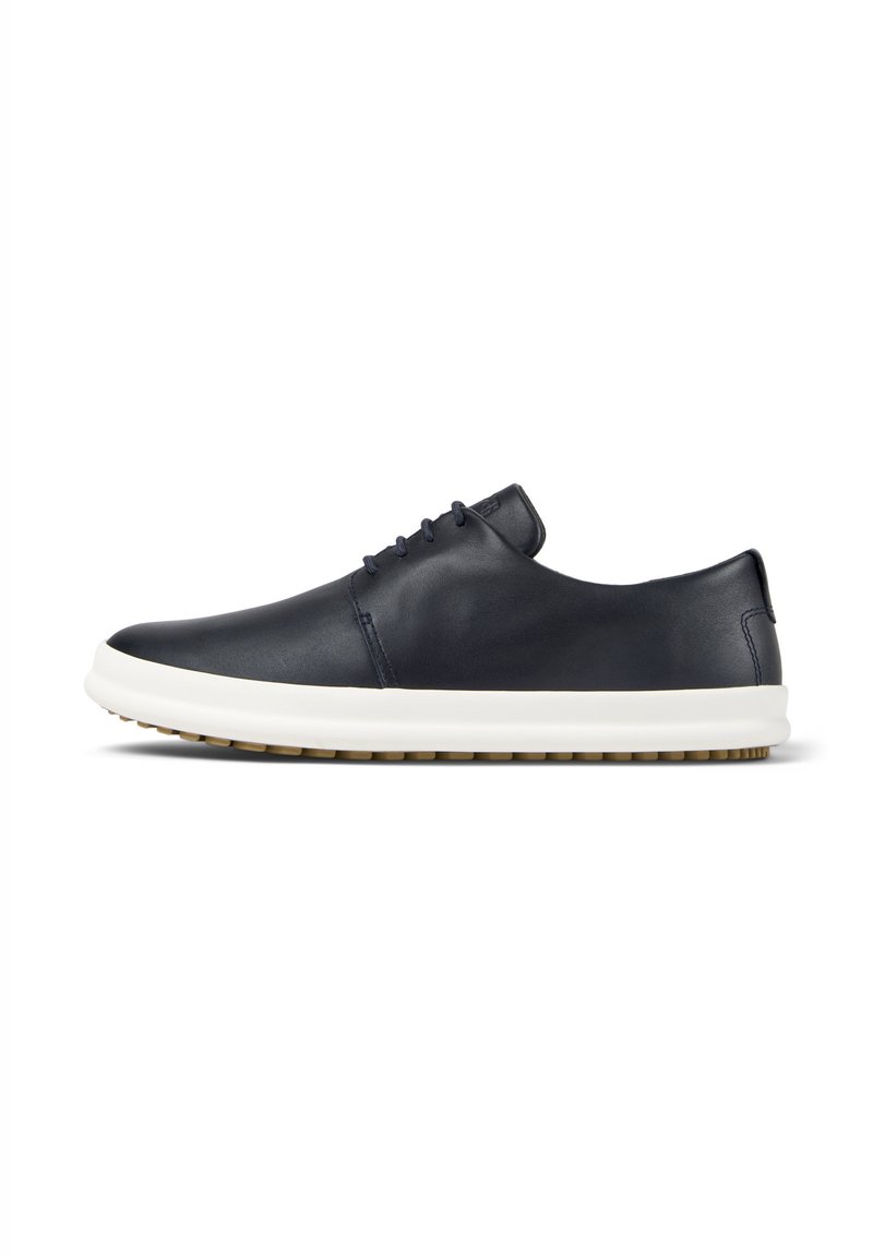 Sneakers in pelle blu con una finitura liscia, suola in gomma bianca e suola esterna beige a contrasto; presentano sei fori per i lacci e una punta arrotondata.