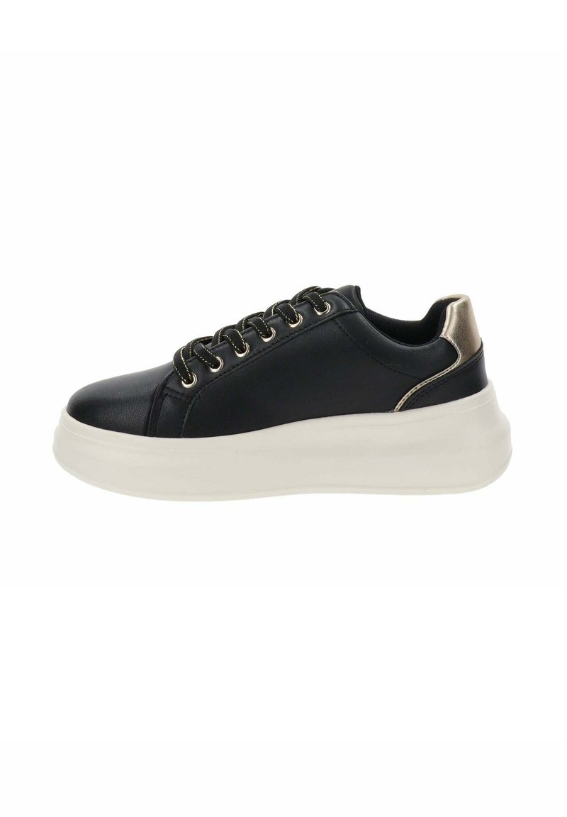Sneaker nera in pelle con una spessa suola bianca, dettagli metallici dorati sul tallone e sui passanti, con punta arrotondata e design con lacci.