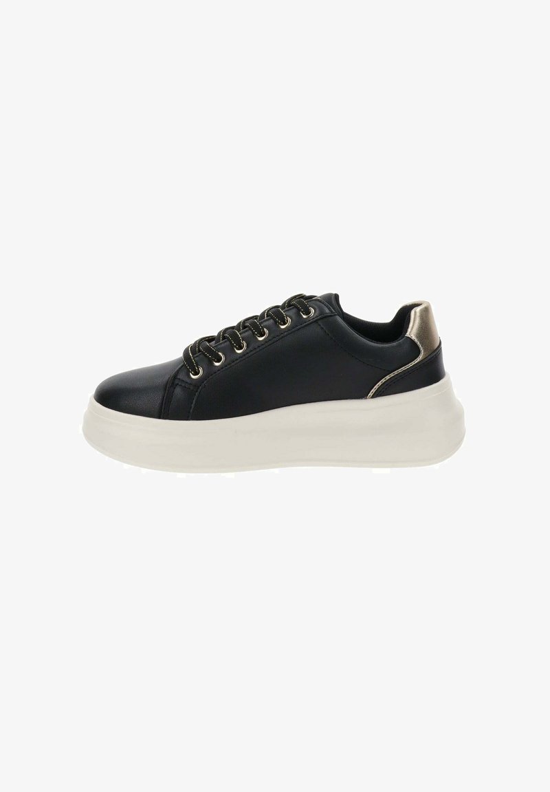 Sneaker nera in pelle con una spessa suola bianca, dettagli metallici dorati sul tallone e sui passanti, con punta arrotondata e design con lacci.