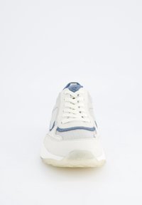 Sneakers med en ljusgrå och blå textilöverdel, vita snören och gummisula. Har en rundad tå och vadderad krage.