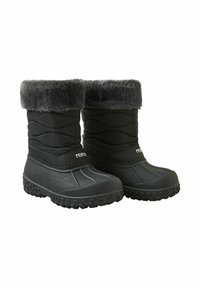 Czarne śniegowce z pikowaną cholewką, mankietem z futerka oraz teksturowaną gumową podeszwą zapewniającą przyczepność. Z boku znajduje się logo marki.