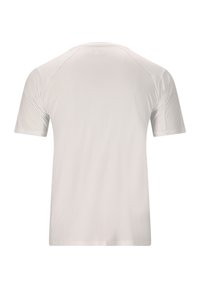 Kortærmet, hvid sports T-shirt lavet af et glat, let stof med et let struktureret mønster, der har raglanærmer og en rund halsudskæring.