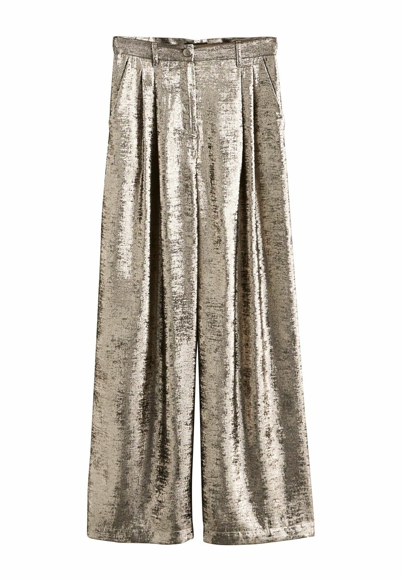 Metalické zlaté kalhoty širokého střihu s textured povrchem, zahrnující přední sklady, poutka na opasek a boční kapsy.