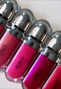 Fem KIKO-läpprodukter i avlånga tuber med metalliska silverlock. Färgerna sträcker sig från djup rosa till ljus fuchsia, vissa med glittrande effekt.