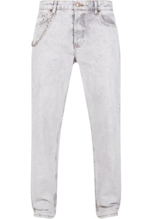 Světle šedé džíny s volným střihem, které mají na přední části stříbrný řetízek, standardní kapsy a ohrnuté lemy.