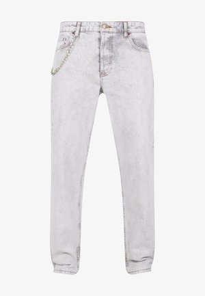 Gai pelēki džinsi ar brīvu piegriezumu, ar sudraba ķēdes akcentu priekšpusē, standarta kabatām un apgrieztiem piedurknēm.