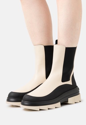 Stuart Weitzman, Bottines à plateau - off-white