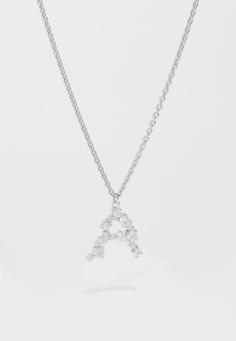 Ασημένια αλυσίδα κολιέ με κρεμαστό μενταγιόν σε σχήμα γράμματος "A" διακοσμημένο με διαμάντια σε διάφορα μεγέθη, που προβάλλει έναν λαμπερό, υφασμένο σχεδιασμό.