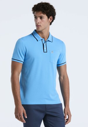 T-shirt polo bleu clair avec des bordures noires, une patte de boutonnage à trois boutons et une petite poche sur la poitrine avec un logo. Fabriqué en tissu lisse.