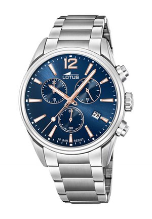 Montre en acier inoxydable argenté avec un cadran bleu, des accents en or rose, trois sous-cadrans, un boîtier rond et un affichage de la date à 6 heures.