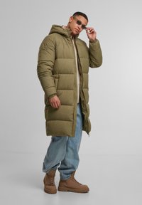 Urban Classics LONG PUFFER - Vinterkåpe / -frakk - tiniolive
