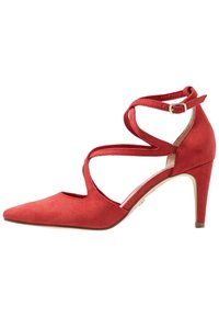 Escarpins en daim rouge avec un bout pointu, présentant des brides croisées à la cheville et un talon aiguille de 7,5 cm. Texture lisse, design épuré.