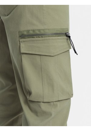 Un pantalon cargo en coton mélangé vert olive avec une poche latérale zippée, un tissu texturé et une coupe ajustée avec des détails cousus.