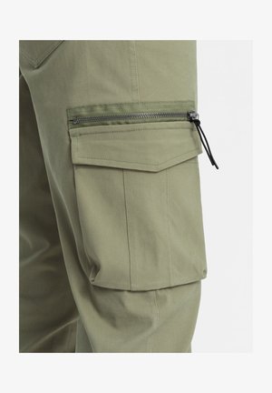 Un pantalon cargo en coton mélangé vert olive avec une poche latérale zippée, un tissu texturé et une coupe ajustée avec des détails cousus.