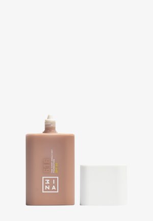 Butelka podkładu w delikatnym odcieniu brzoskwiniowym z białą nakrętką. Na opakowaniu widnieją napisy "616" oraz "SPF 50". Elegancki prostokątny kształt i gładka faktura.