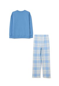 Camiseta de algodón azul de manga larga con cuello redondo y puños acanalados, combinada con pantalones de pijama de cuadros en azul claro y blanco, con una cintura elástica.