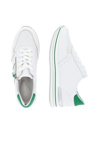 Weiße Sneaker mit grünen Akzenten, ausgestattet mit einem strukturierten Obermaterial, einem perforierten Design, Schnürverschluss und seitlichem Reißverschluss. Die Außensohle hat eine leichte Krümmung.