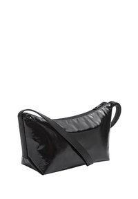 Borsa a tracolla nera in pelle verniciata con forma triangolare, chiusura con zip e una lunga tracolla regolabile per indossarla a spalla.
