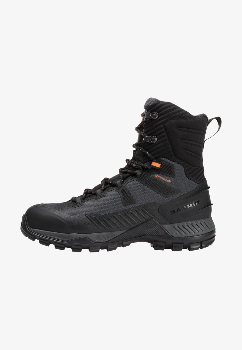 Μαύρο ορειβατικό μποτάκι με υφή, αδιάβροχα υλικά, ενισχυμένη μύτη και ανθεκτική σόλα. Διαθέτει πορτοκαλί λεπτομέρειες και υψηλή υποστήριξη στους ασ ankles.