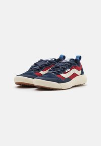 Sneaker navy e rosse con una tomaia in tessuto testurizzato, accenti bianchi e lacci con motivo. Presentano una suola intermedia imbottita e una suola in gomma.