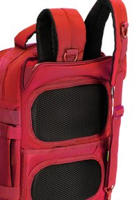 Červený batoh s texturovanou síťovanou zadní částí, polstrovanými popruhy, bočními kapsami a nastavitelného kováním. Obsahuje zpevněné švy pro zvýšení odolnosti.