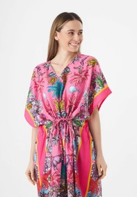 Roze tropisch print kaftan gemaakt van lichtgewicht stof, met een V-hals, korte mouwen en een koord taille voor een verstelbare pasvorm.