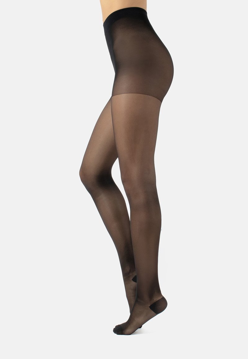 Schwarze transparente Strumpfhose, die an den Beinen getragen wird und eine hohe Taille sowie verstärkte Zehen- und Fersenbereiche zeigt, vor hellem Hintergrund.