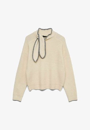 Crèmekleurige trui met sjaalkraag en een grijze strikdetail, voorzien van een geribbelde textuur en aansluitende manchetten. Verkort model met zijnaden.